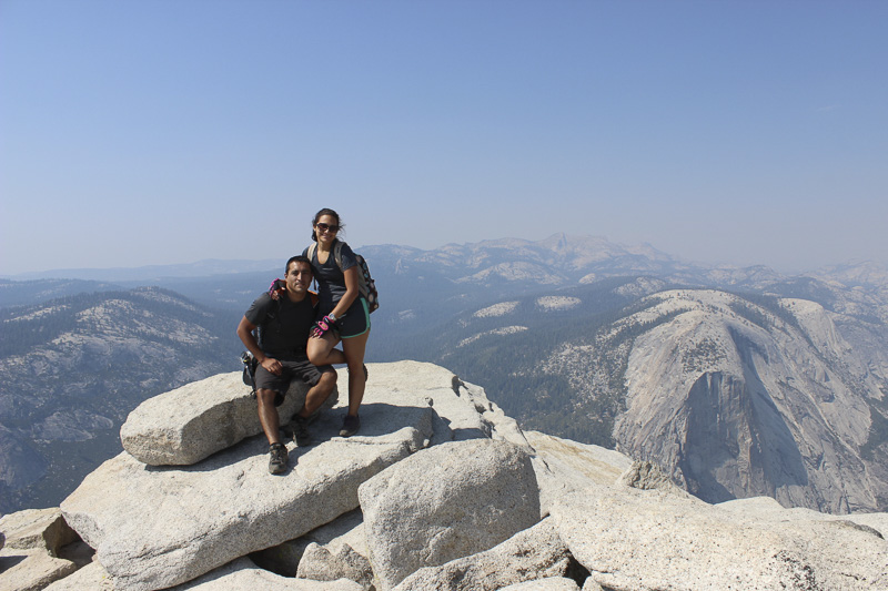 pareja en la cima de half dome