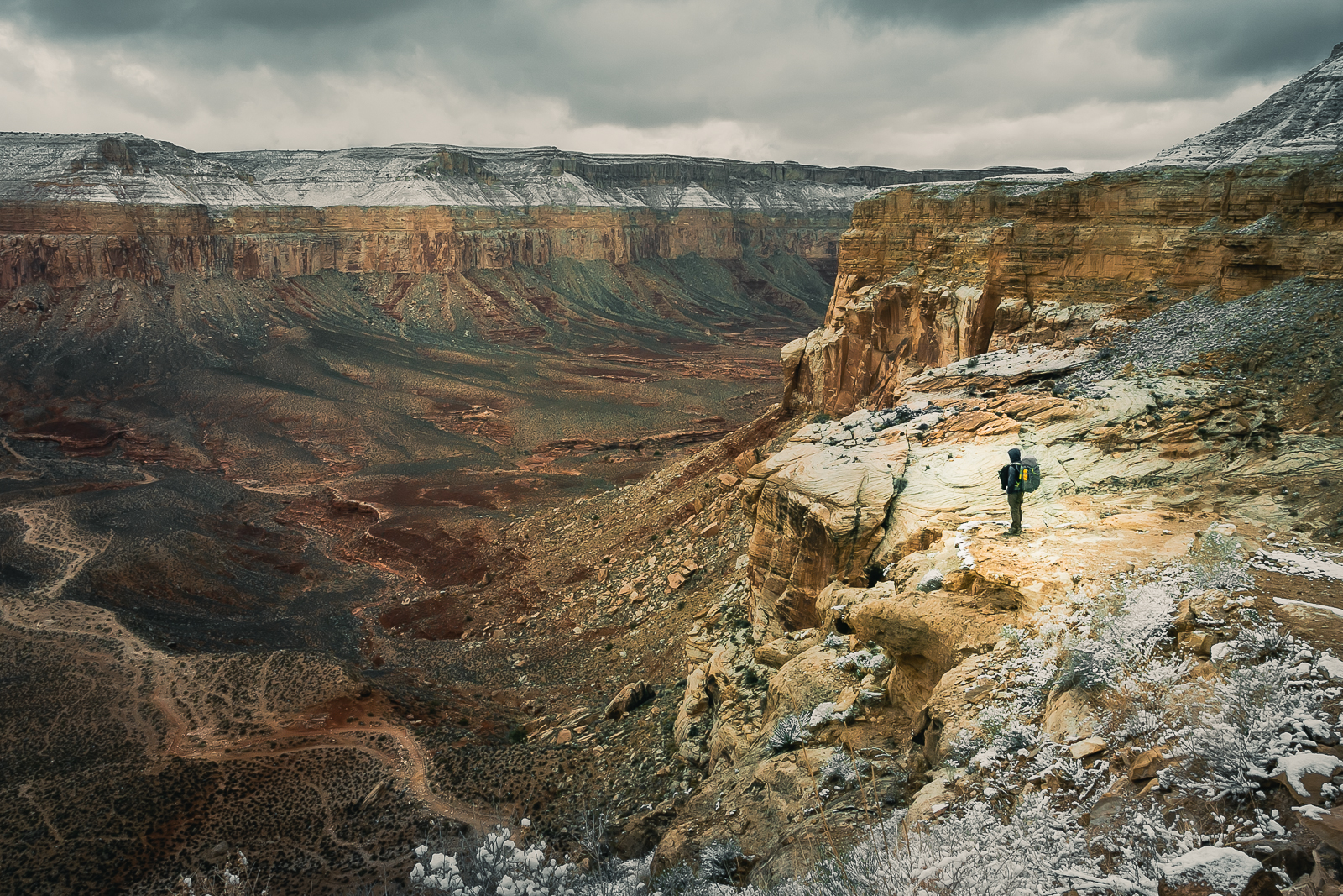 Persona con mochila mirando hacia el cañon que lleva a havasu falls