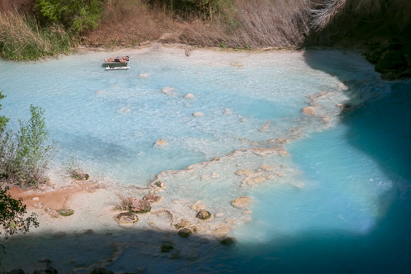 mujer nadando en havasu falls