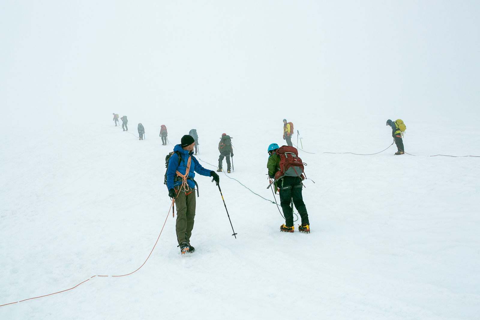 Escaladores ascendiendo mount baker con cuerda