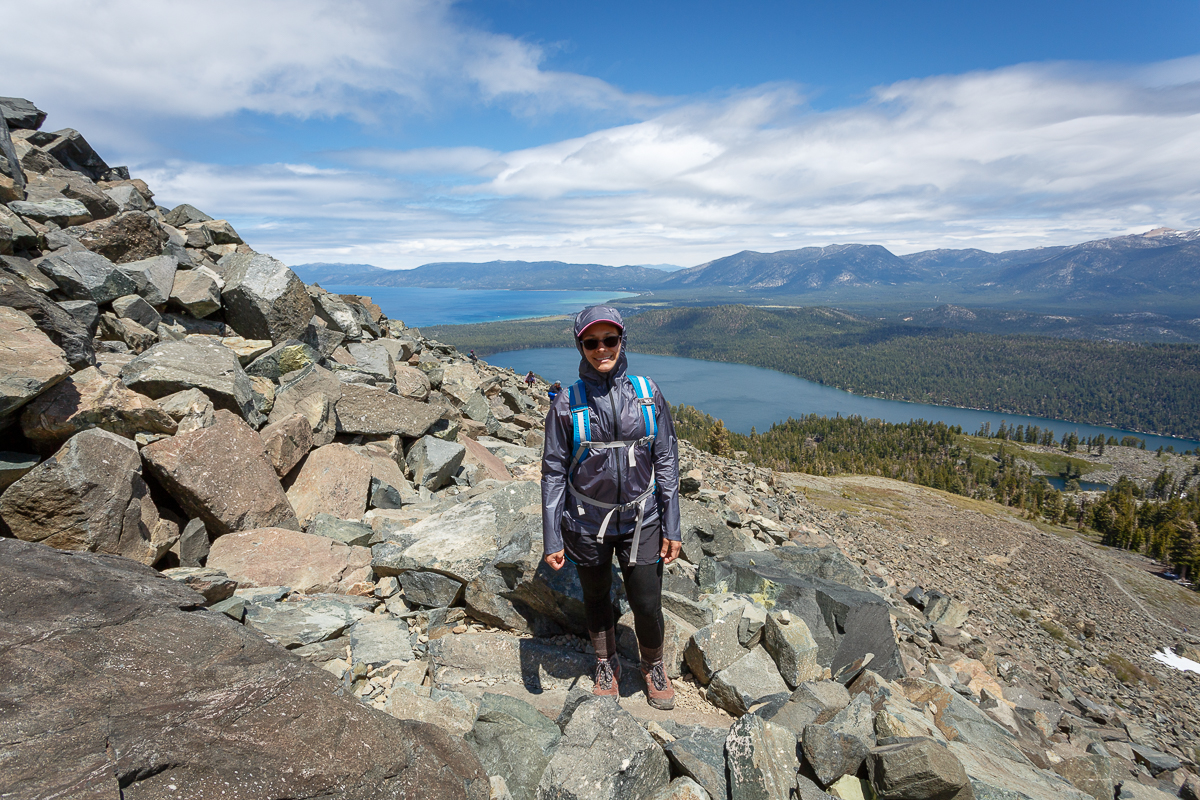 senderistar subiendo mount tallac